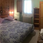 Habitació llit matrimoni a Cal Farragetes